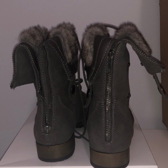 Pair of gray high top shoes - Picture 2 of 6